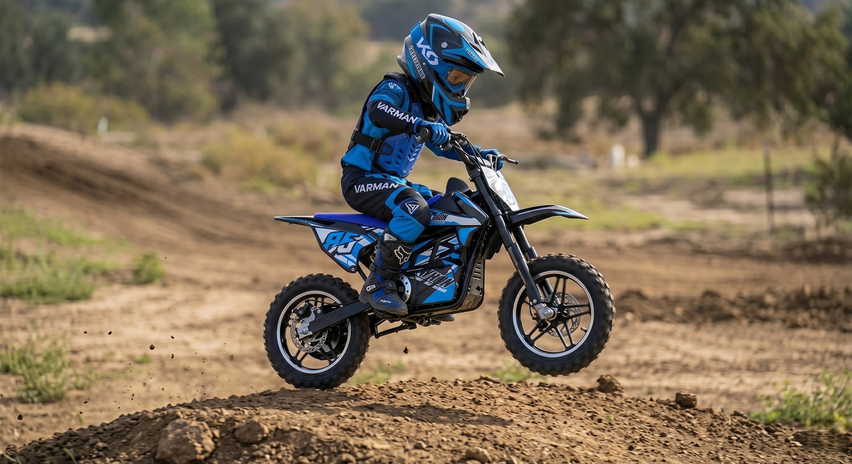Moto électrique enfant AYRON 1000W 36V bleue, sur le terrain